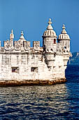 Lisbona - La Torre de Belm, costruita fra il 1514 e il 1520 per completare il sistema di fortificazioni sulla foce del Tejo.